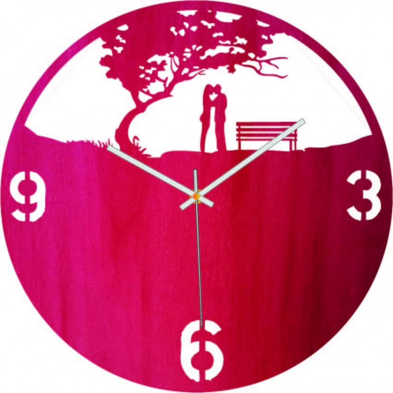 Fából készült falióra szerelem a parkban - LOVE