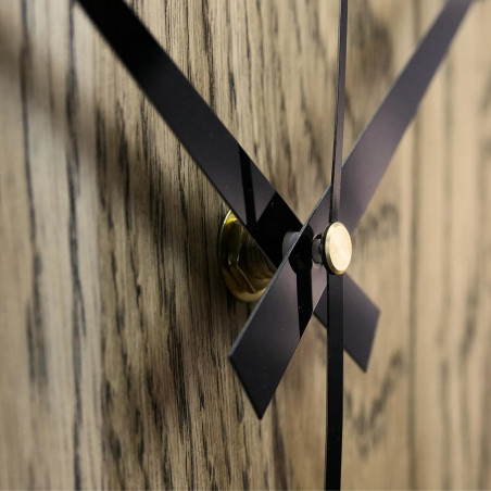 tölgyfából készült falióra.