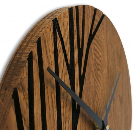 Modern dizájnú falióra faragott motívummal és natúr fából.