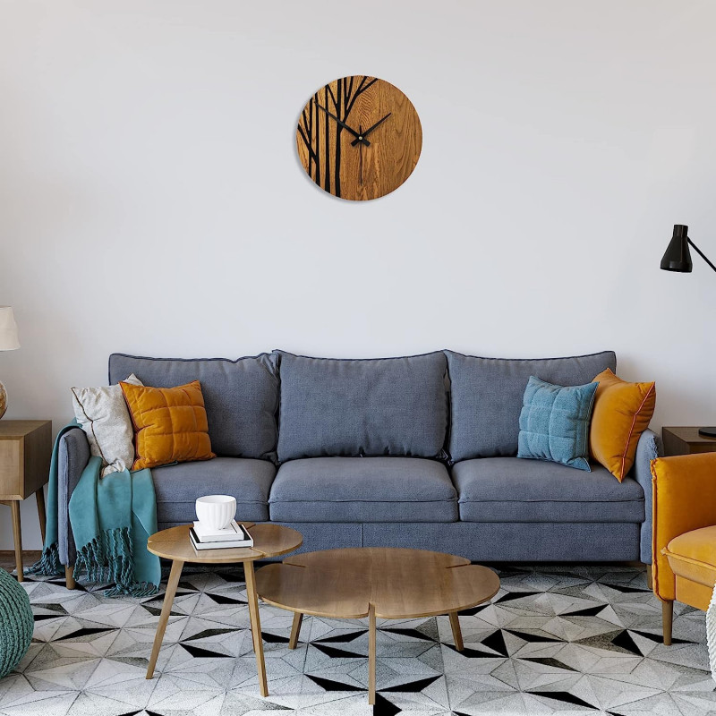 Fából készült falióra fekete mutatókkal és modern mintával.