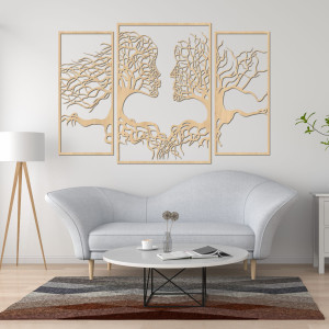 A fából készült falfestmény arcokkal és fákkal ábrázolja... 2