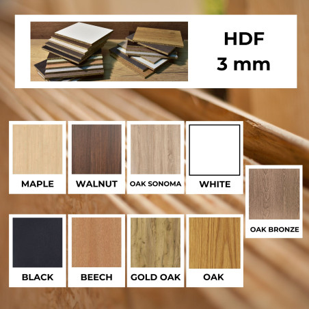 A fából készült falfestmény arcokkal és fákkal ábrázolja az ember és a természet közötti kapcsolatot