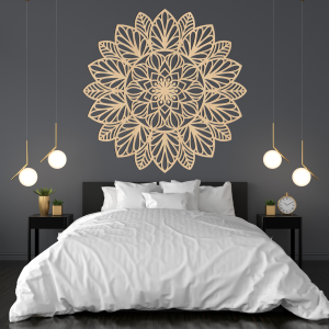 Fából készült mandala a falon 2