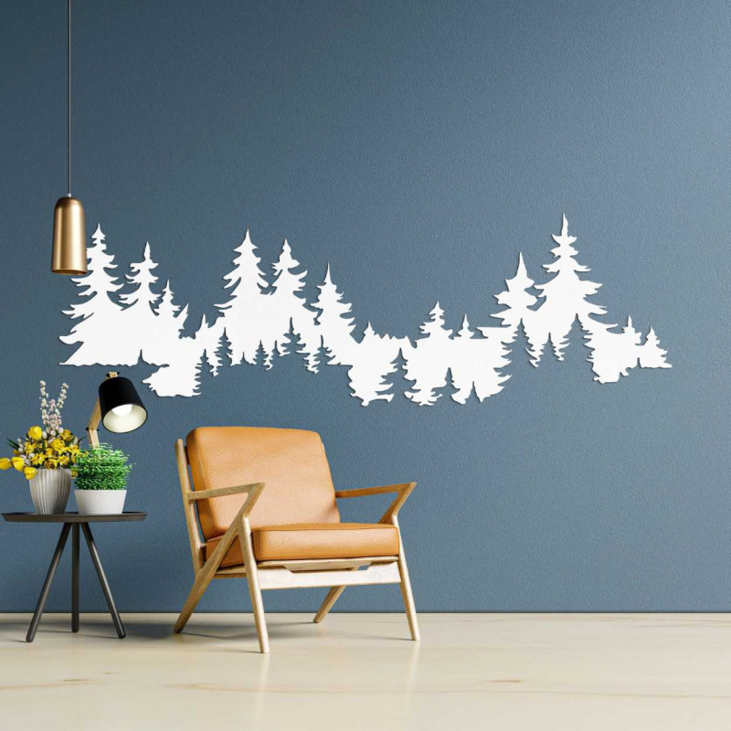 Belső tér fa díszítéssel, sűrű erdőt ábrázolva.