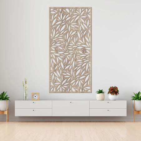 Dekoratív panel levélkivágásokkal világos falon Dekoratív panel levélkivágásokkal világos falon
