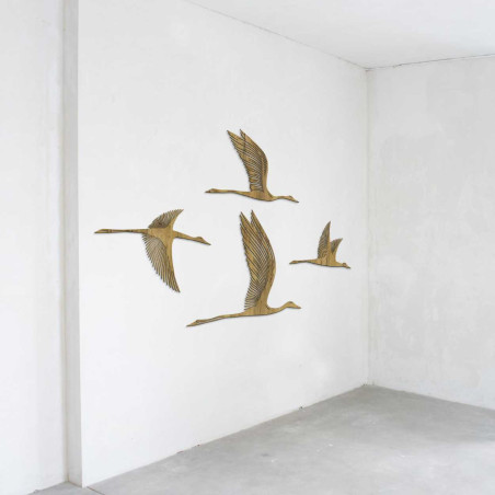 Négy jobbra repülő madár fa motívuma