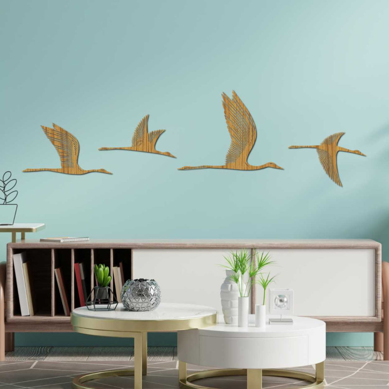 Repülő madarak dekoratív kompozíciója finom faragott részletekkel