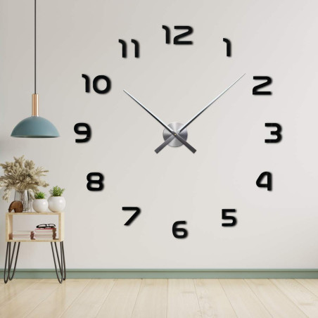 Keret nélküli óra központi szerkezettel és hosszú mutatókkal.