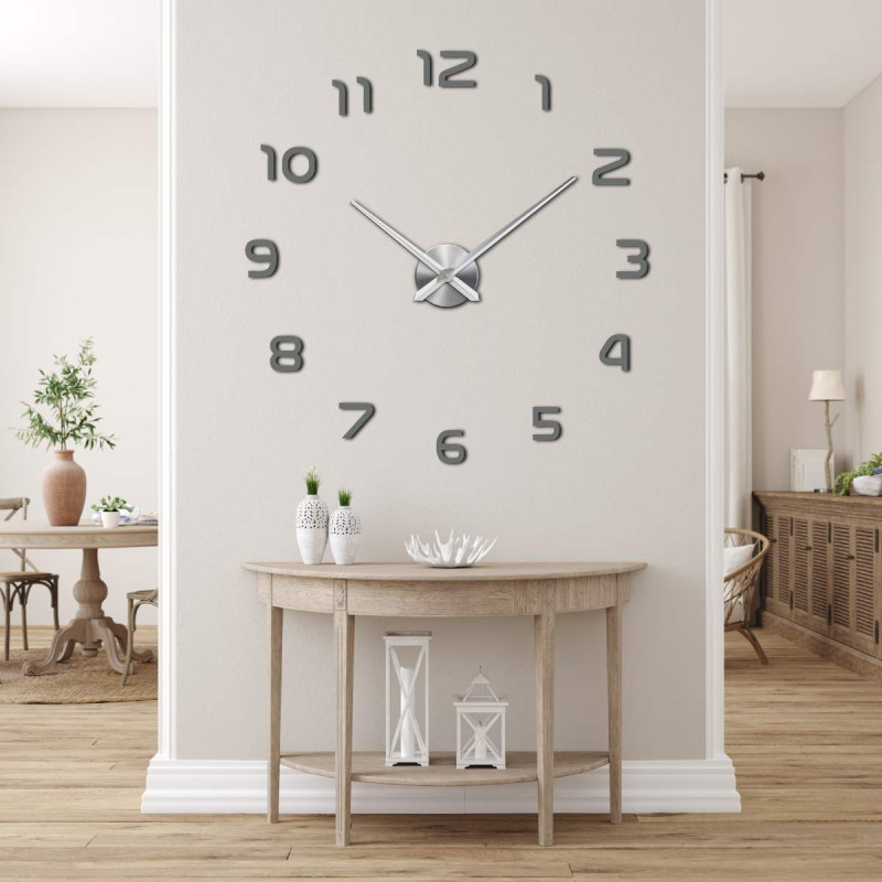 Nagy átmérőjű óra, amelynek központi pontja van a mutatók rögzítéséhez.