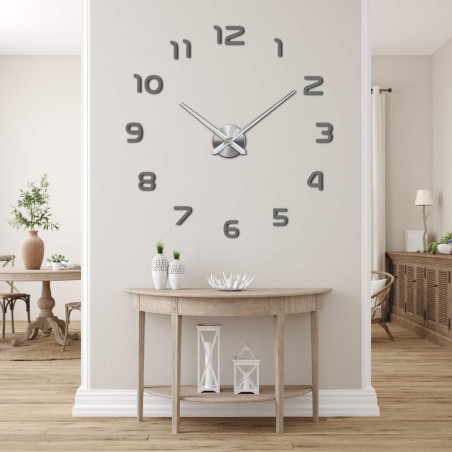 Nagy átmérőjű óra, amelynek központi pontja van a mutatók rögzítéséhez.