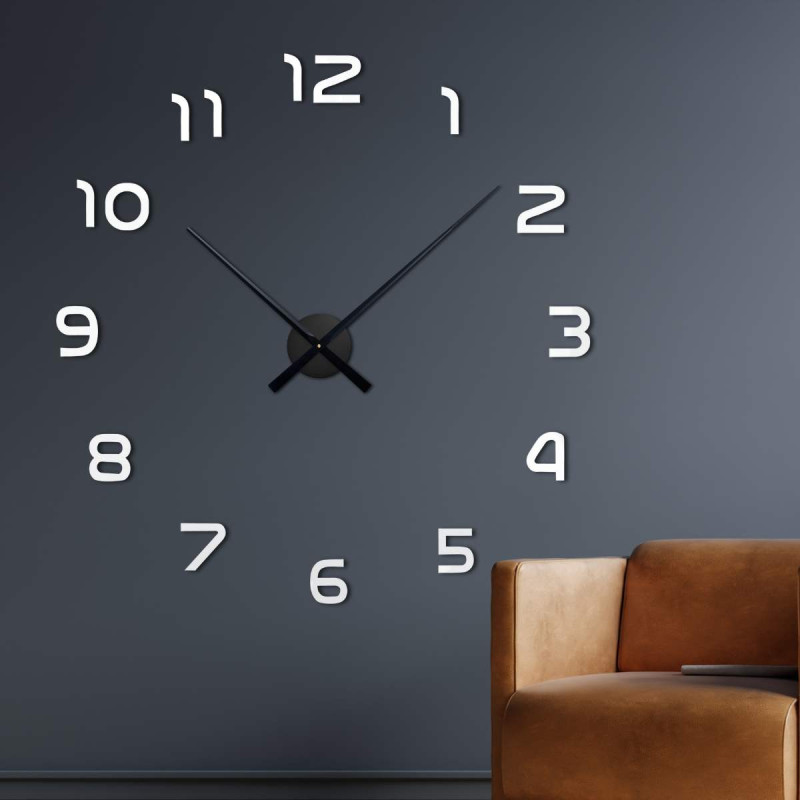 Falióra központi szerkezettel és hosszú mutatókkal.