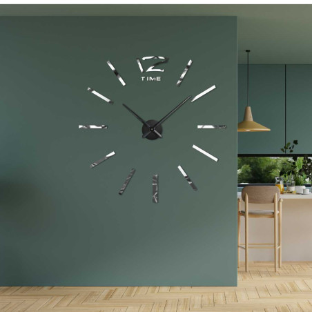 Minimalista falióra vékony csíkokkal és visszafogott TIME felirattal.