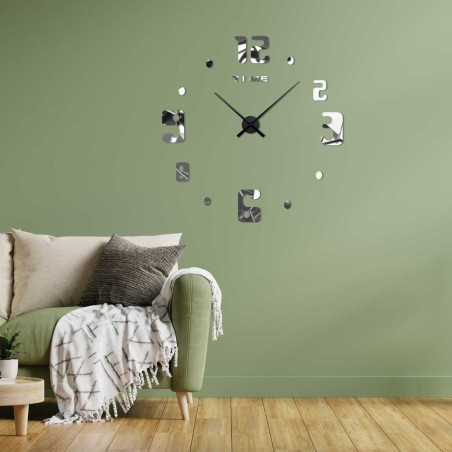 Falióra szokatlanul elrendezett számokkal és a tizenkettes számnál a TIME felirattal. Falióra szokatlanul elrendezett számokkal és a tizenkettes számnál a TIME felirattal.