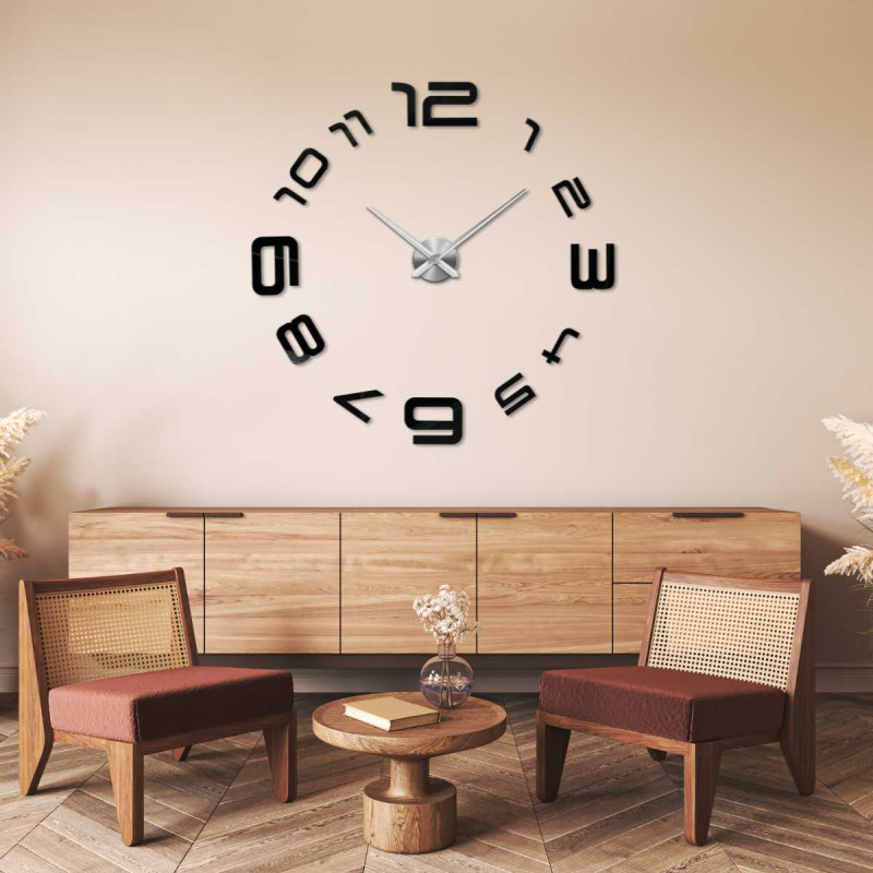 Egy finom dizájnú és vékony mutatójú matricás óra részlete.