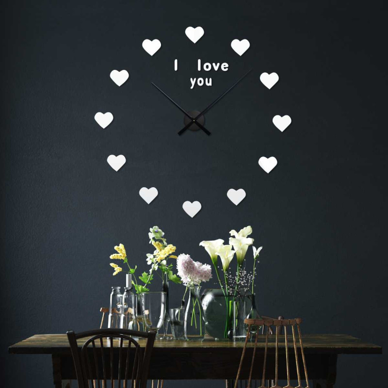 Egy óra számlapjának részlete, amelyen klasszikus időjelzők helyett szívek láthatók.