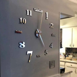 Egy nagy óra, amelyen a hetes szám különböző betűtípusokkal jelenik meg.