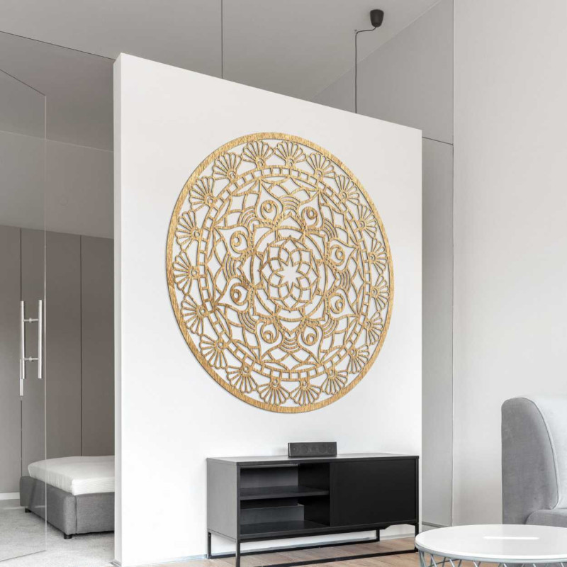 Részletesen faragott, kör alakú díszítés finom csatlakozásokkal és szimmetrikus elrendezéssel.