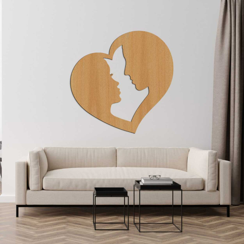 Egy férfi és egy nő profilja, finoman faragva szív alakú keretbe, az egyesülés szimbólumaként.