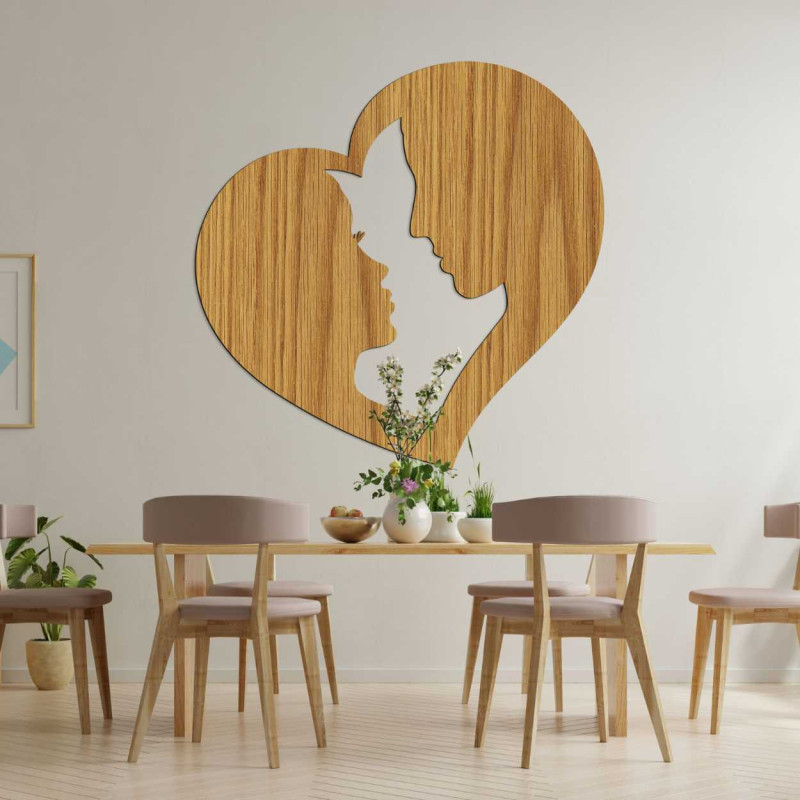 Precízen faragott díszítés a párkapcsolati szerelem és a kölcsönös tekintet motívumával.