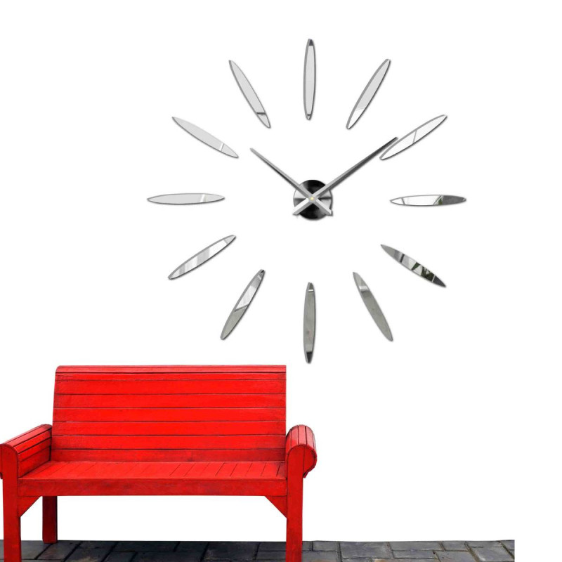 Falióra nagy arany indexekkel és ezüst mutatókkal, közvetlenül a falra ragasztva