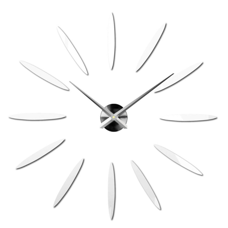 Egy kreatívan elhelyezett óra, amely arany elemek segítségével napsugárhatást kelt.