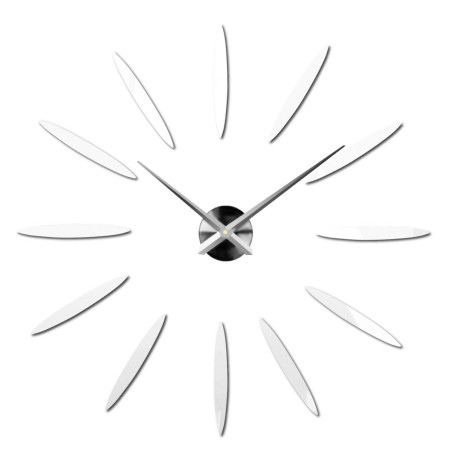 Egy kreatívan elhelyezett óra, amely arany elemek segítségével napsugárhatást kelt.