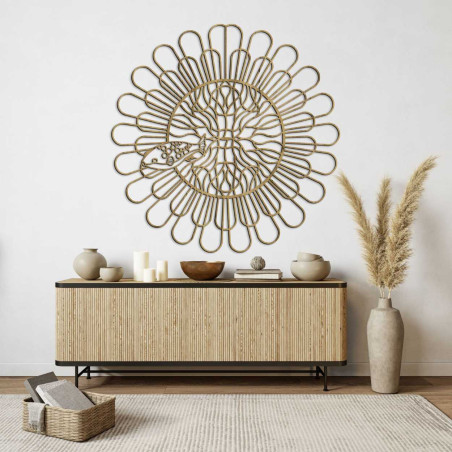 Nagyméretű faldekoráció összefonódó vonalakkal és természetes stílussal. Nagyméretű faldekoráció összefonódó vonalakkal és természetes stílussal.