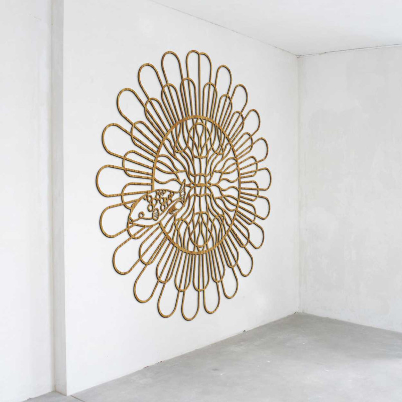 Természetes anyagból készült, virágmintás dizájner fali elem.