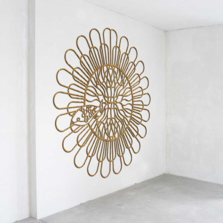 Természetes anyagból készült, virágmintás dizájner fali elem. Természetes anyagból készült, virágmintás dizájner fali elem.