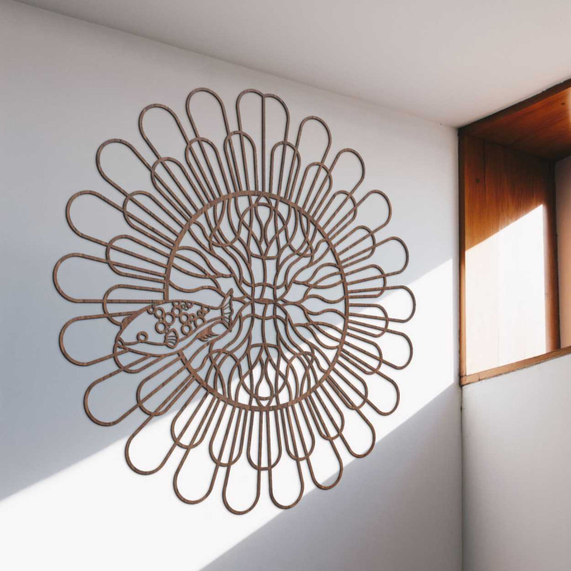 Egy fali elem finom ívekkel, amelyek virágzó virág formájában vannak elrendezve.