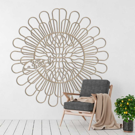 A díszítés szimmetrikus megjelenésű, a hangsúly a vonalak ritmikus ismétlődésén van. A díszítés szimmetrikus megjelenésű, a hangsúly a vonalak ritmikus ismétlődésén van.