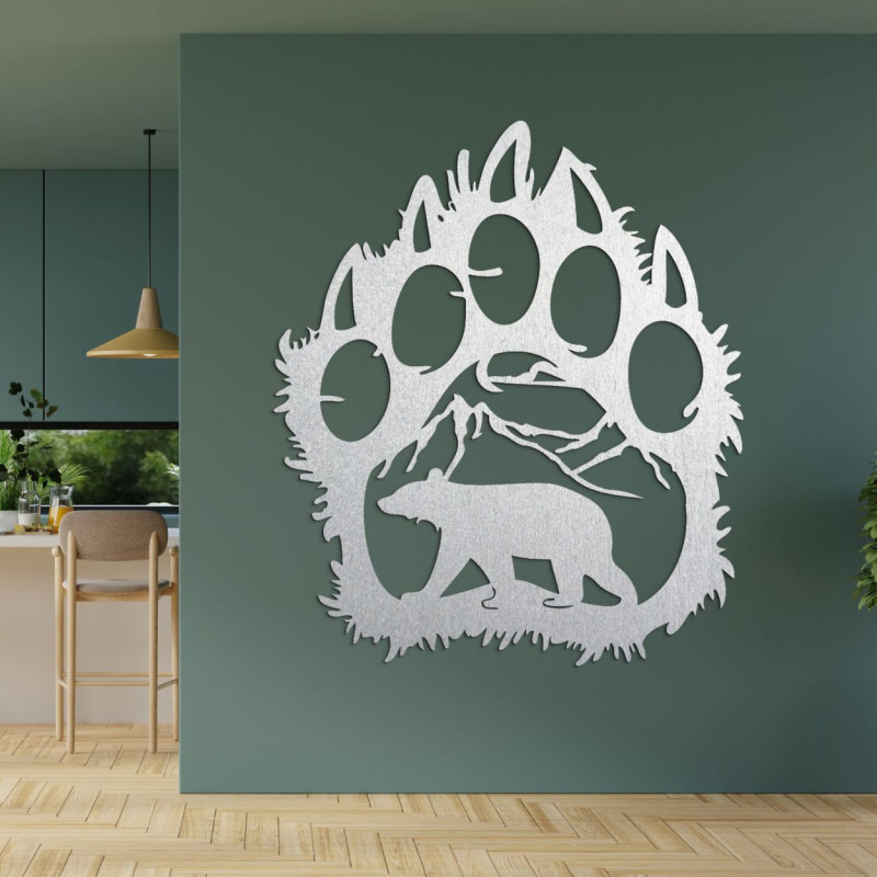 Ezüst Egy fából készült festmény, amely egy medve lábnyomát ábrázol keretként, amelyen keresztül a táj és maga a medve is láthat