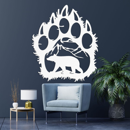 Egy medveút fehér körvonala keretként, amely egy csendes erdei környezetet rejt egy magányos medvével.