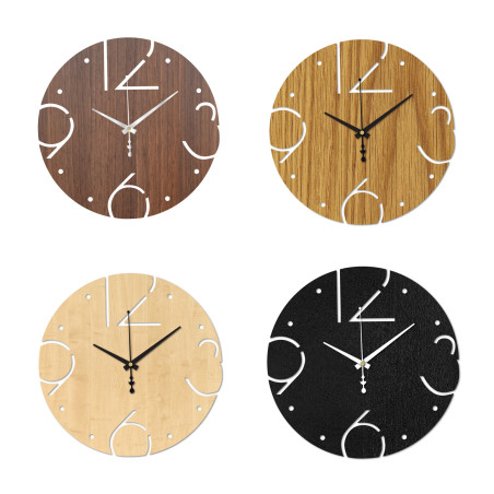 Dekoratív óra csendes működéssel és faragott számokkal, világos fa talpon.