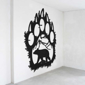 Egy medve és hegyek természetes motívumának közeli képe egy nagy fa mancsban.