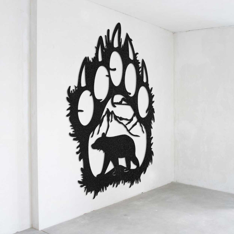 Egy medve és hegyek természetes motívumának közeli képe egy nagy fa mancsban.