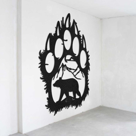 Egy medve és hegyek természetes motívumának közeli képe egy nagy fa mancsban.