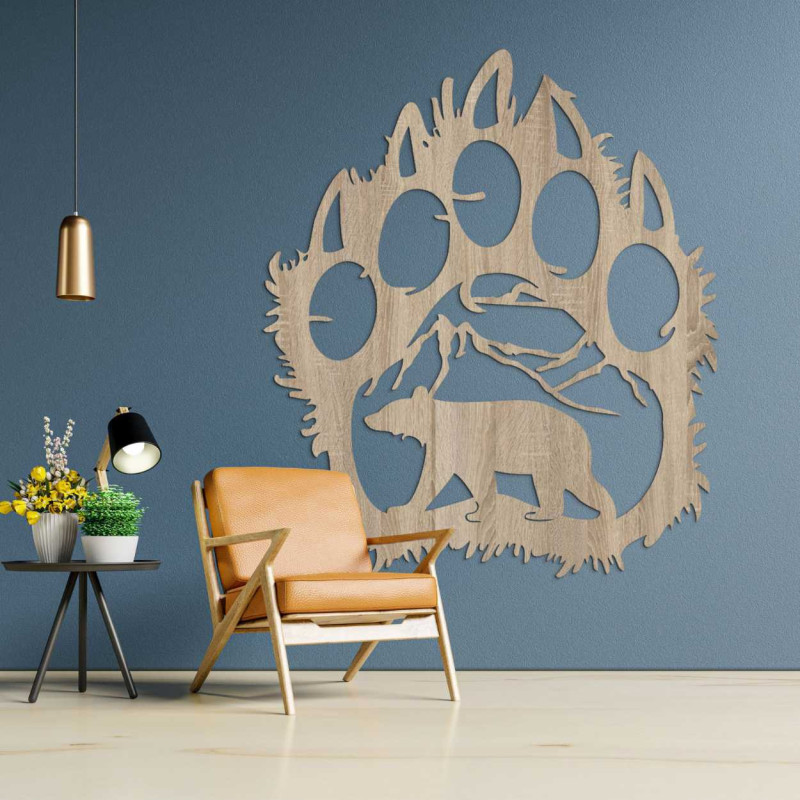 Egy faragott természeti motívum, amelyet egy medvemancs drámai sziluettje zár magába.