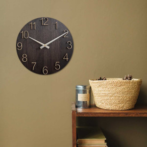 Fából készült falióra faragott számokkal és fém mutatókkal. 2