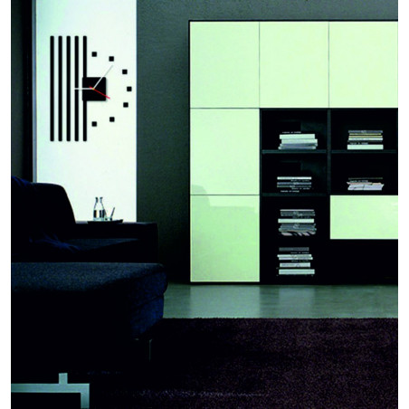 Modern plexiüvegből készült falióra. Trendi falióra ajándékba. X-momo óra. PMMA