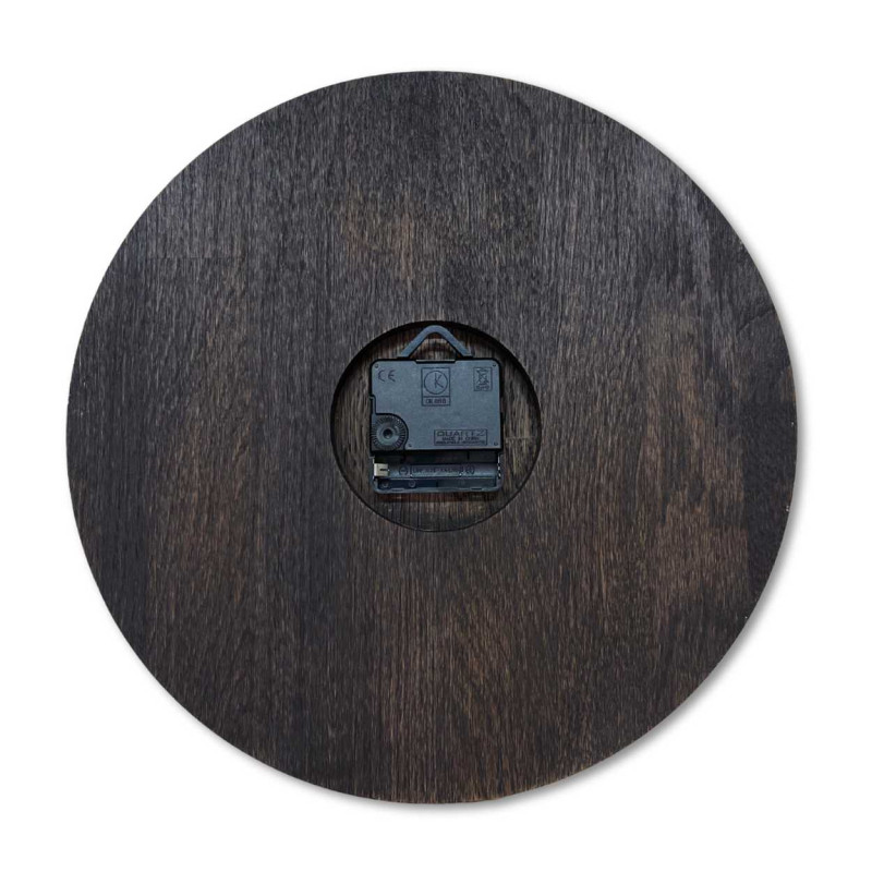 Természetes fából készült óra, világos felülettel és klasszikus számelrendezéssel.