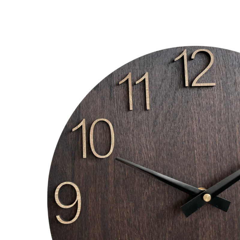 Fából készült falióra faragott számokkal és fém mutatókkal.