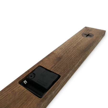 Minimalista, fekete színű, fából készült falióra.