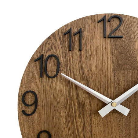 Kerek óra dekoratív kivágással a közepén és finom fa mintával.