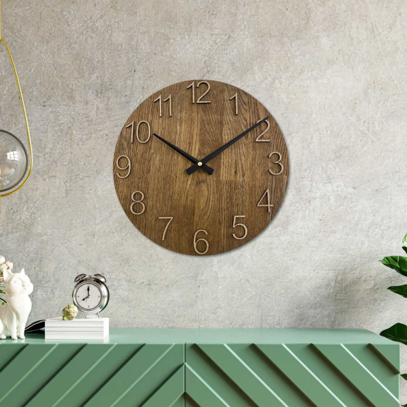 Tömör fából készült óra gravírozott számokkal és természetes mintával.