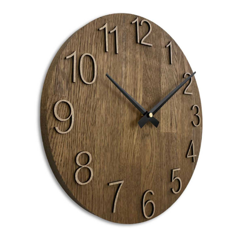 Közeli kép egy fa számlapról, finom kivágással, természetes stílusban.