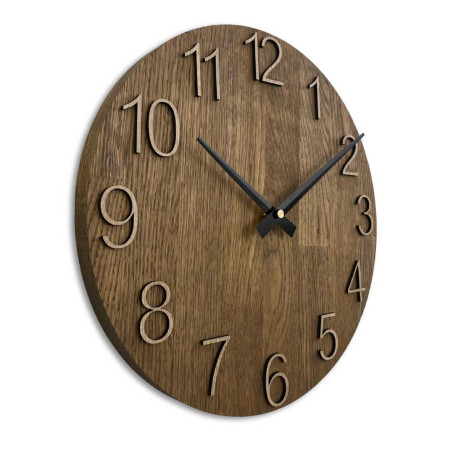 Közeli kép egy fa számlapról, finom kivágással, természetes stílusban.