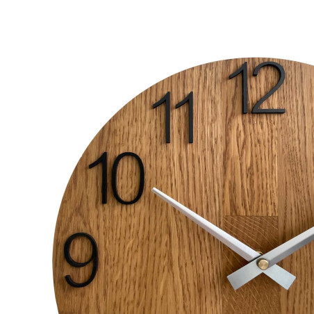 Szimmetrikus formájú, természeti motívumok által ihletett kivágású faóra.