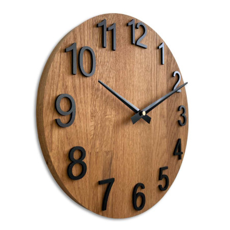 Minimalista kör alakú óra számokkal és mutatókkal