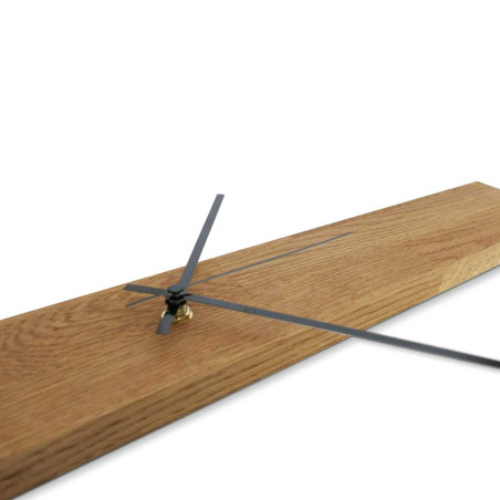 Minimalista, keskeny panel alakú faóra ezüst és fekete mutatókkal.